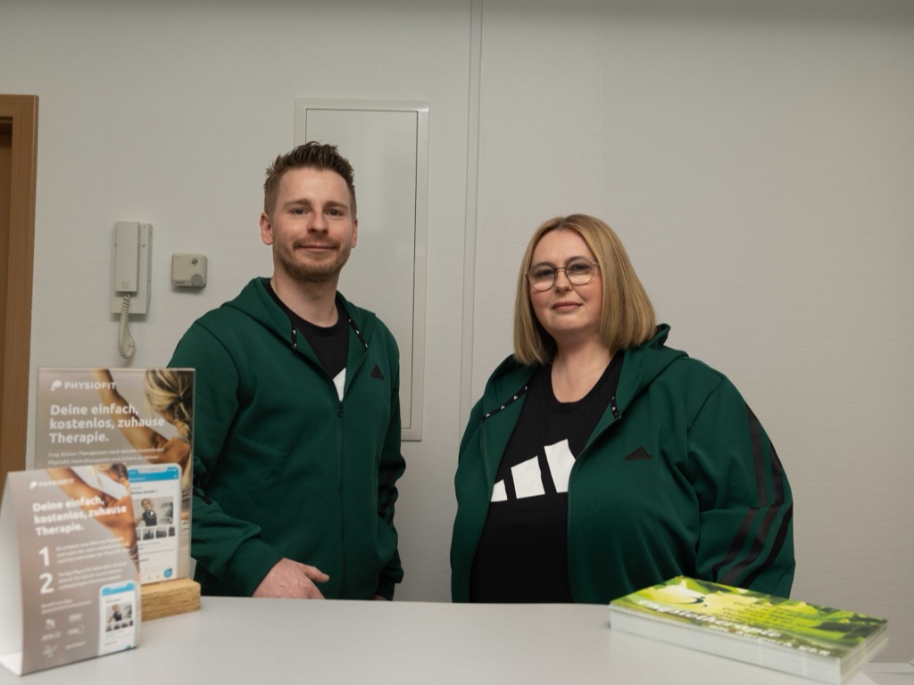 Denis Folkerts und Inessa Ruppel an der Rezeption der Physiotherapie am Kurpark